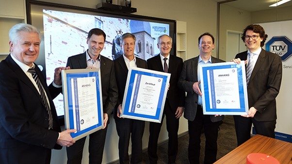 Zertifikatsübergabe in Ratingen: Es freuen sich (von links) Harald Vogel (Head of Sales Region East, TÜV SÜD Management Service), Marc Bunse (Geschäftsführer, Stadtwerke Ratingen), Gerold Fahr (Vorsitzender des Aufsichtsrates, Stadtwerke Ratingen), Dr. Heiko Spitzer (Geschäftsführender Gesellschafter, entellgenio), Rainer Schermuly (Leiter Netze, Stadtwerke Ratingen) und Tobias Lurk (Global Product Performance Manager, TÜV SÜD Management Service) über den gemeinsamen Erfolg (Foto: Achim Blazy). Image